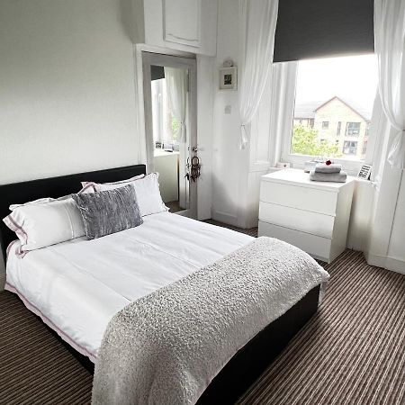 1 Bedroom Flat In Tolcross, Glasgow Top Floor. Екстериор снимка