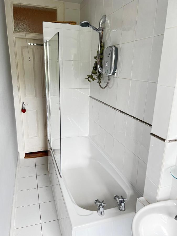 1 Bedroom Flat In Tolcross, Glasgow Top Floor. Екстериор снимка