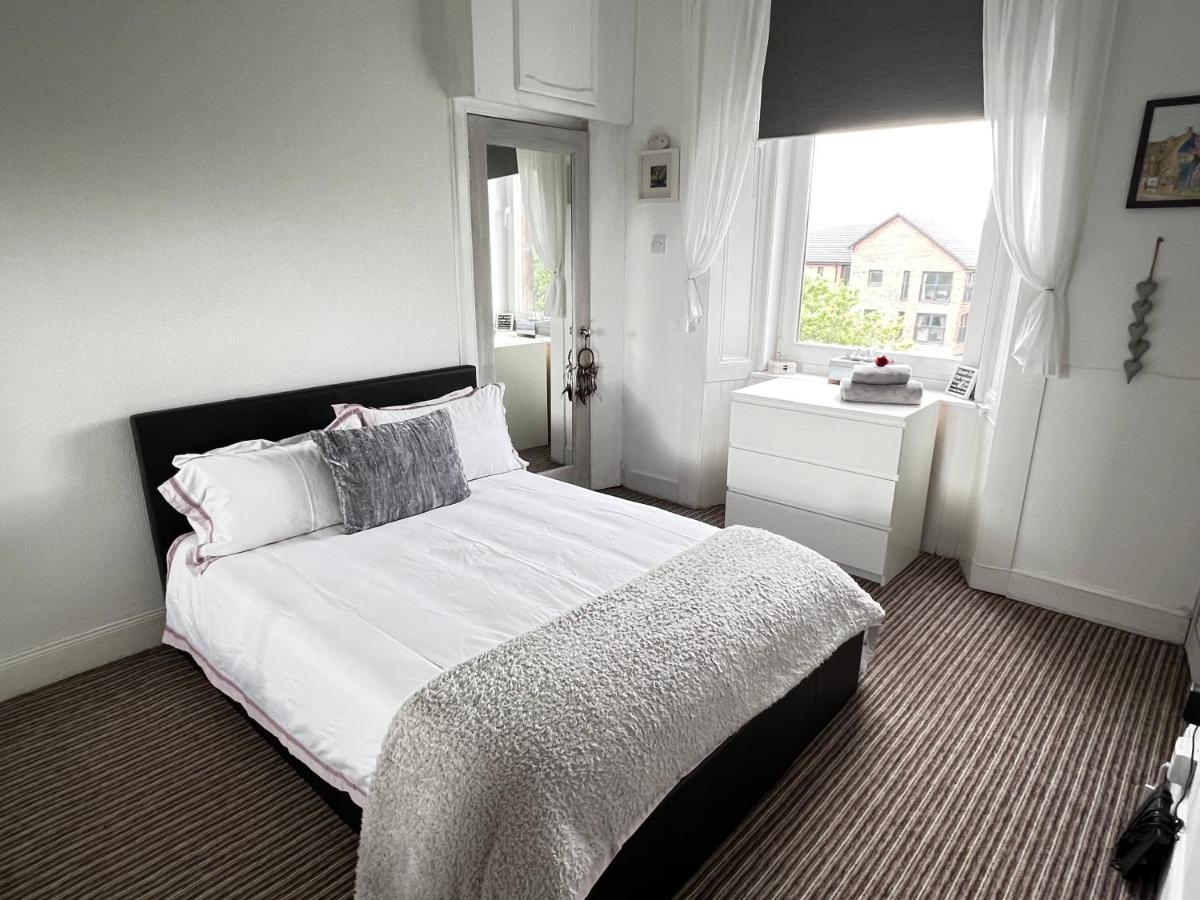 1 Bedroom Flat In Tolcross, Glasgow Top Floor. Екстериор снимка